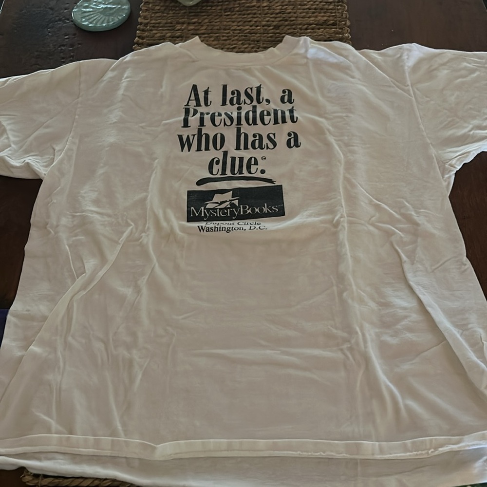 Vintage “ Clinton” Mystery Books 📚 Dupont Circle t shirt in great condition.